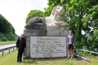 „Halbzeit“ der Arbeiten: Am frisch gereinigten Löwenkopf erstrahlte der helle Granit bereits wie-der, als Leitender Baudirektor Norbert Sterl (l.) die Arbeit der Dombauhütte unter ihrem Hütten-meister Jérôme Zahn inspizierte. 