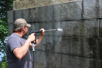 Auch der Sockel der Statue wurde mit Hochdruck und Heißdampf gereinigt. Auch der Sockel der Statue wurde mit Hochdruck und Heißdampf gereinigt.