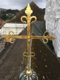 Das Chorkreuz mit erneuerter Vergoldung nach der Wiedermontage. © Architekturbüro Hausfreunde Deggendorf