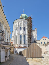 Möglichst schlicht und zurückhaltend will sich der Werkstatt-Neubau der Dombauhütte in seiner prominenten Lage zwischen der Neuen Bischöflichen Residenz (von links), dem Dom St. Stephan und dem Marschall-Haus einfügen.