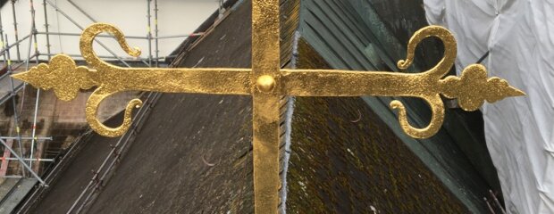 Das Chorkreuz mit erneuerter Vergoldung nach der Wiedermontage. Das Chorkreuz mit erneuerter Vergoldung nach der Wiedermontage.