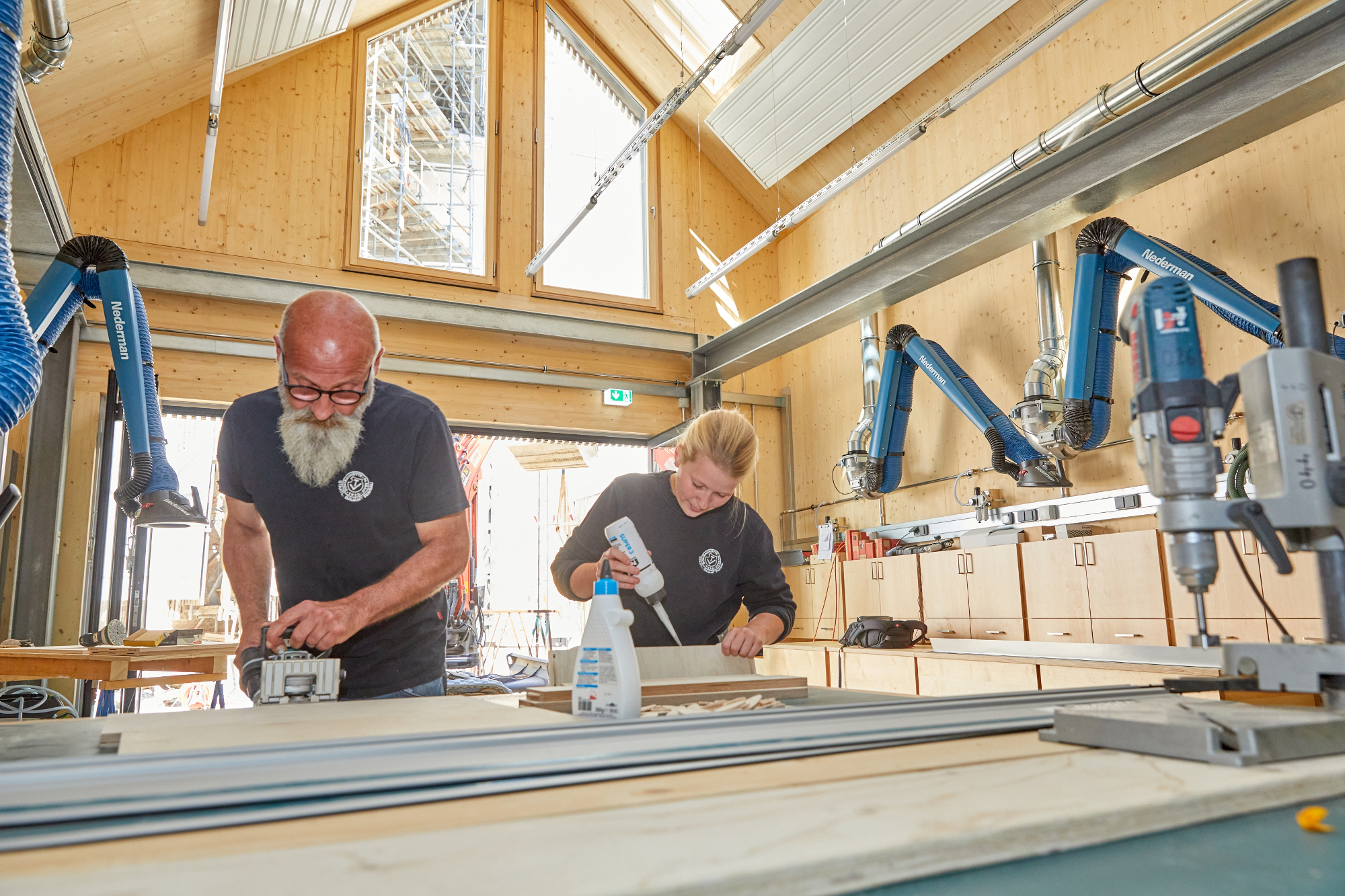 Marc Lucan und Carolin Koller von der Staatlichen Dombauhütte arbeiten in der neuen Werkstatt an der Inneneinrichtung der Arbeitsplätze für die Steinmetze. Marc Lucan und Carolin Koller von der Staatlichen Dombauhütte arbeiten in der neuen Werkstatt an der Inneneinrichtung der Arbeitsplätze für die Steinmetze.