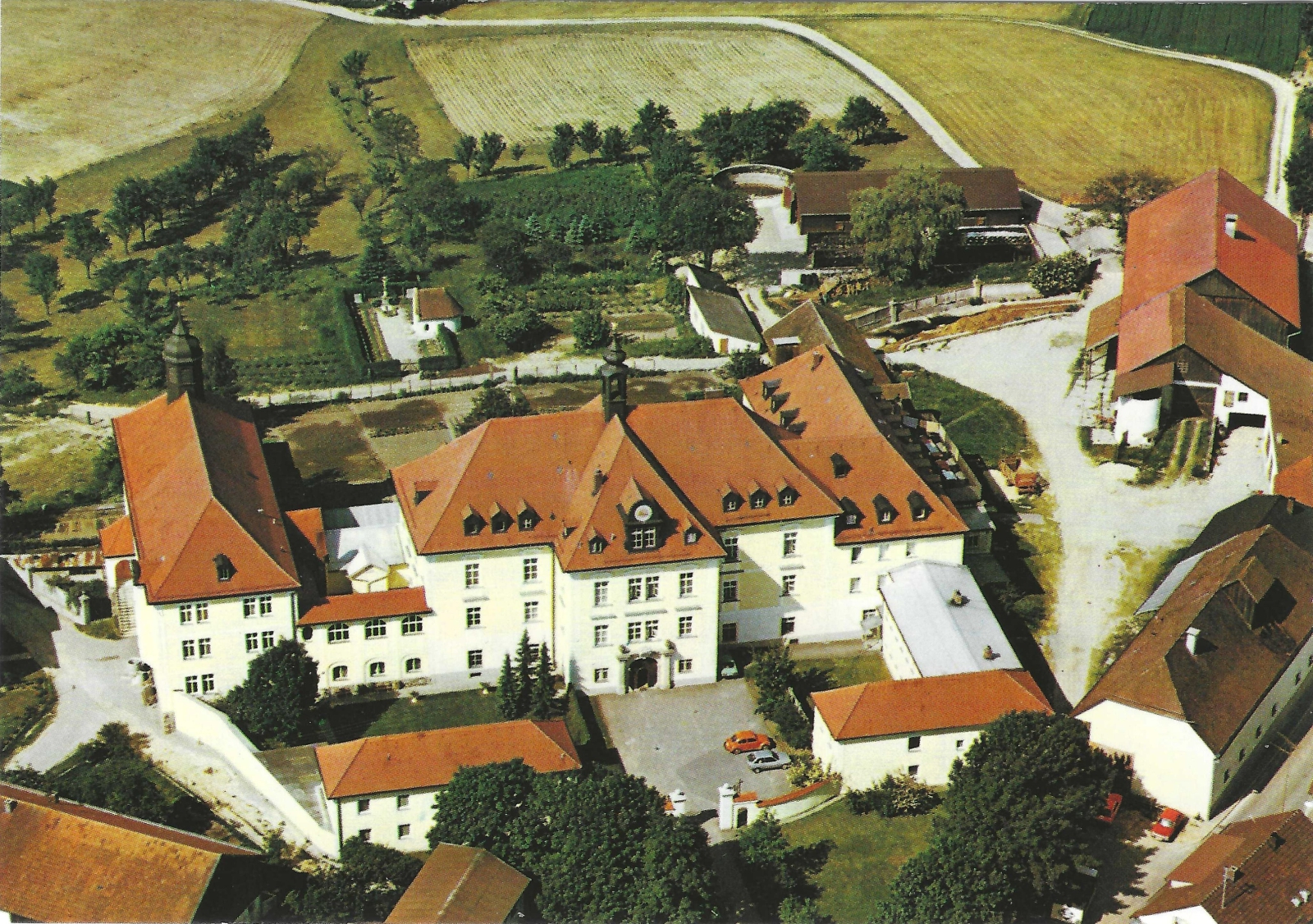 Bild 6: Luftbild Kloster Thyrnau in den frühen 1970er Jahren Ehem. Jagdschloss (Mitte) mit Anbauten Zellentrakt 1910 (rechts) und Klosterkirche 1913-14 (links), rechts im Bild die landwirtschaftlichen Betriebsgebäude