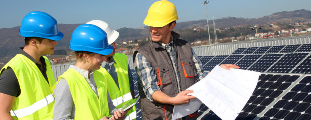 4 Personen mit Helm auf Baustelle