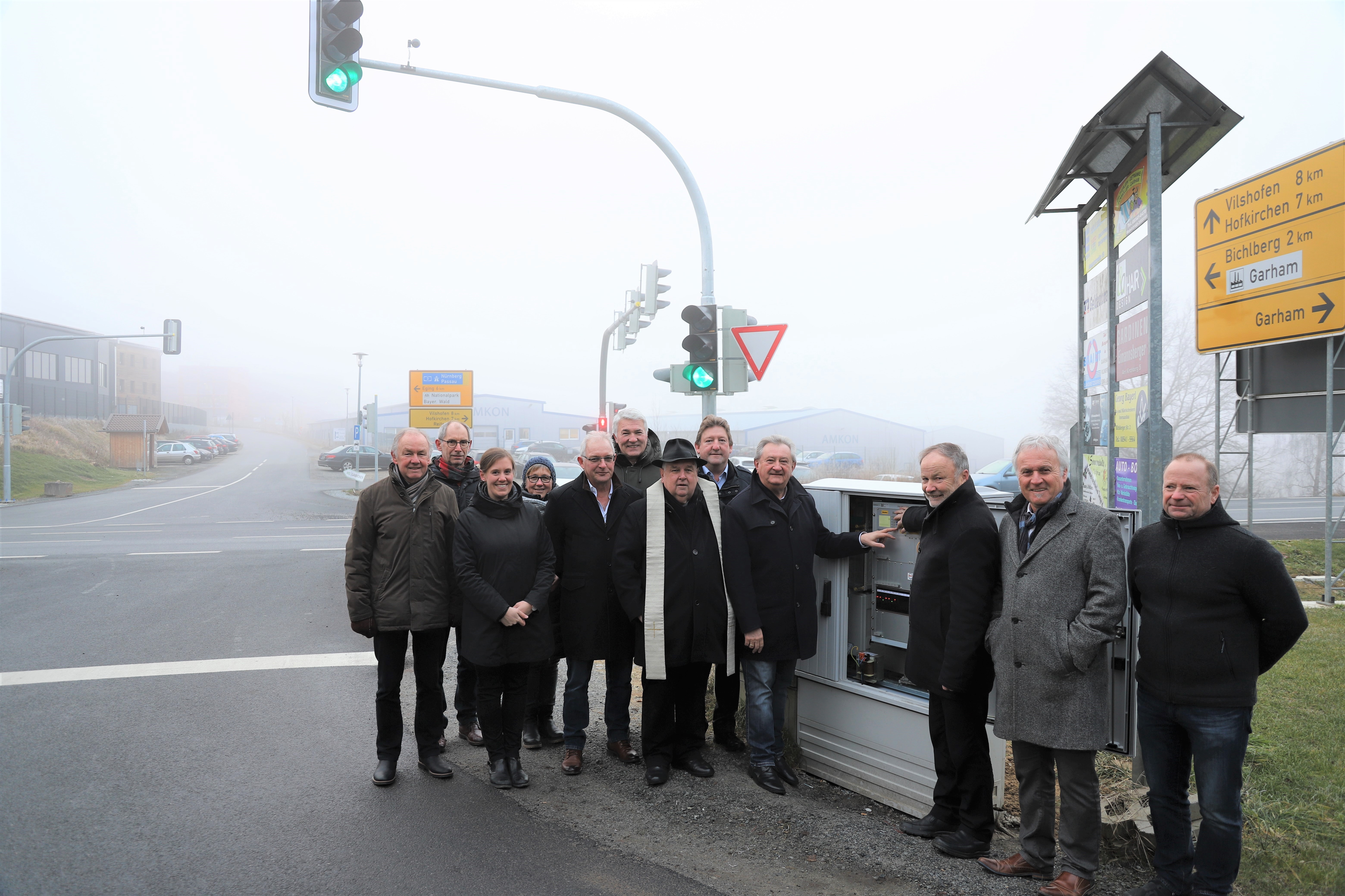 Bürgermeister Willi Wagenpfeil (3.v.r) und Landrat Franz Meyer schalteten die Ampel ein. Über die geglückte Inbetriebnahme freuten sich Stefan Kapfinger (v.r.) und Amtsleiter Robert Wufka vom Staatlichen Bauamt Passau, Hofkirchens 2. Bürgermeister Georg Stelzer, Pfarrer Gotthard Weiß, 3. Bürgermeister Werner Lösl, Alois Blüml als Vertreter der ausführenden Firma Neulinger, Gemeinderätin Petra Moser, Abteilungsleiterin Eva-Maria Honigl vom Staatlichen Bauamt, Max Seider und Helmut Schöfberger als Vertreter der „Bürgerbewegung“. Bürgermeister Willi Wagenpfeil (3.v.r) und Landrat Franz Meyer schalteten die Ampel ein. Über die geglückte Inbetriebnahme freuten sich Stefan Kapfinger (v.r.) und Amtsleiter Robert Wufka vom Staatlichen Bauamt Passau, Hofkirchens 2. Bürgermeister Georg Stelzer, Pfarrer Gotthard Weiß, 3. Bürgermeister Werner Lösl, Alois Blüml als Vertreter der ausführenden Firma Neulinger, Gemeinderätin Petra Moser, Abteilungsleiterin Eva-Maria Honigl vom Staatlichen Bauamt, Max Seider und Helmut Schöfberger als Vertreter der „Bürgerbewegung“.