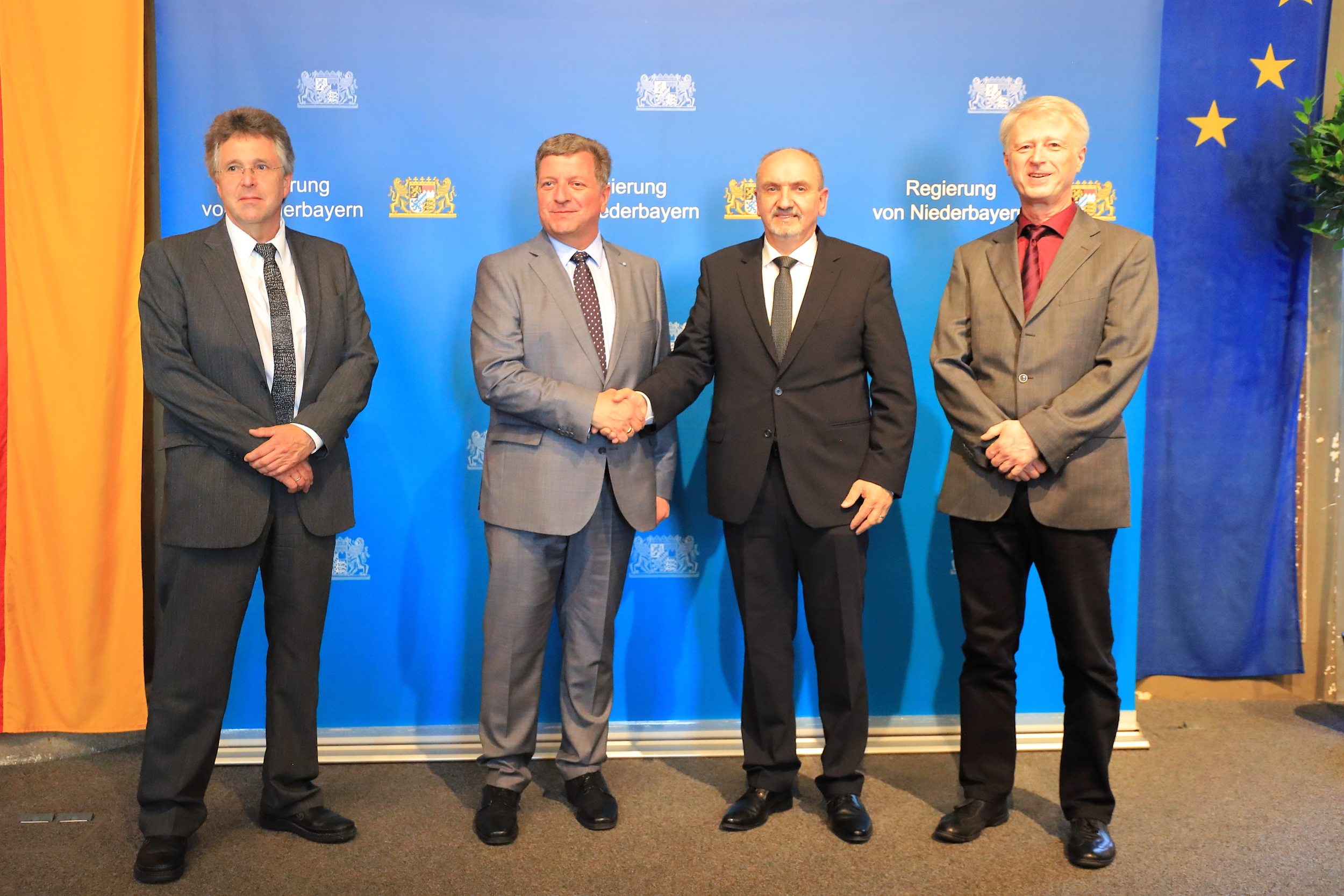 Für seine Aufgabe als Leiter des Staatlichen Bauamts Passau wünschte Staatsminister Christian Bernreiter (2.v.l.) dem Leitenden Baudirektor Norbert Sterl (2.v.r.) alles Gute. Glückwünsche gab es auch für Baudirektor Gerald Escherich (l.), den Leiter des Bereichs Hochbau, und Baudirektor Kurt Stümpfl (r.), den Leiter des Bereichs Straßenbau am Staatlichen Bauamt Passau. Für seine Aufgabe als Leiter des Staatlichen Bauamts Passau wünschte Staatsminister Christian Bernreiter (2.v.l.) dem Leitenden Baudirektor Norbert Sterl (2.v.r.) alles Gute. Glückwünsche gab es auch für Baudirektor Gerald Escherich (l.), den Leiter des Bereichs Hochbau, und Baudirektor Kurt Stümpfl (r.), den Leiter des Bereichs Straßenbau am Staatlichen Bauamt Passau.