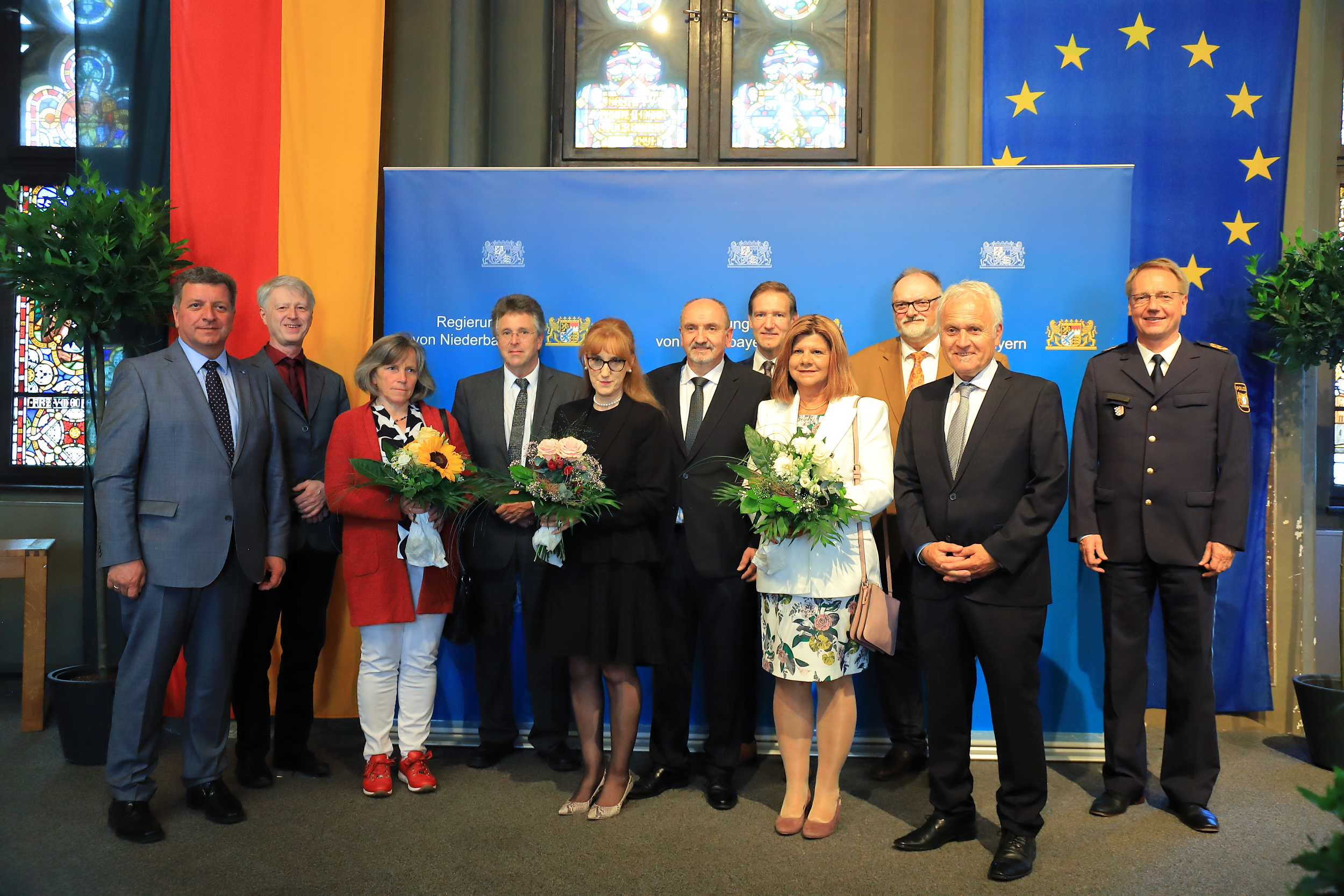 Bei der feierlichen Amtsübergabe im großen Rathaussaal in Passau: (v.l.) Christian Bernreiter, Staatsminister für Wohnen, Bau und Verkehr, Kurt Stümpfl, Bereichsleiter Straßenbau, Petra und Gerald Escherich, Bereichsleiter Hochbau, Silvia und Norbert Sterl, Leiter des Staatlichen Bauamts Passau, Regierungspräsident Rainer Haselbeck, Rita Wufka, Oberbürgermeister Jürgen Dupper, Robert Wufka und Polizeipräsident Manfred Jahn. Bei der feierlichen Amtsübergabe im großen Rathaussaal in Passau: (v.l.) Christian Bernreiter, Staatsminister für Wohnen, Bau und Verkehr, Kurt Stümpfl, Bereichsleiter Straßenbau, Petra und Gerald Escherich, Bereichsleiter Hochbau, Silvia und Norbert Sterl, Leiter des Staatlichen Bauamts Passau, Regierungspräsident Rainer Haselbeck, Rita Wufka, Oberbürgermeister Jürgen Dupper, Robert Wufka und Polizeipräsident Manfred Jahn.