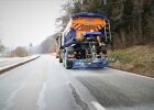 Eine besonders effektive Methode der Glättevermeidung ist die Präventivstreuung. Dafür bringt das "Team Orange" Sole mit Streufahrzeugen über einen Streuteller flächig auf die Straßen aus.