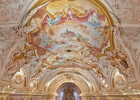 Der Blick auf die Deckengemälde in der Pfarrkirche Aldersbach ist wieder frei.