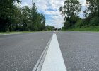 Nach dem Aufbringen der Markierung und der Errichtung der Schutzplanken konnte die Straße wieder freigegeben werden.