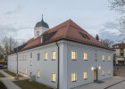 Der Umbau des ehemaligen Jugendzentrums in der Petersgasse 5 konnte abgeschlossen wer-den. Dort ist ein modern ausgestattetes Bürogebäude für den TUM-Campus Straubing entstan-den. 