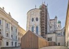 PA-Dombauhütte: Schlicht und zurückhaltend fügt sich der Werkstattneubau der Dombauhütte in seiner prominenten Lage zwischen der Neuen Bischöflichen Residenz (von links), dem Dom St. Stephan und dem Marschall-Haus ein. 