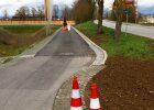 Auf rund 2 Kilometern Länge wurde der Geh- und Radweg entlang der B 8 und der B 20 bei Aiterhofen ausgebaut.