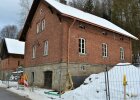 Das ehemalige Forstdienstanwesen mit den neuen Fenstern – noch ohne Fensterläden.