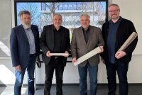 Begutachtung von Backstein-Materialproben für die Uni-Erweiterung: Architekt Christof Pernkopf (von rechts), Kanzler Dr. Achim Dilling, Leitender Baudirektor Norbert Sterl und Baudirektor Gerald Escherich Begutachtung von Backstein-Materialproben für die Uni-Erweiterung: Architekt Christof Pernkopf (von rechts), Kanzler Dr. Achim Dilling, Leitender Baudirektor Norbert Sterl und Baudirektor Gerald Escherich