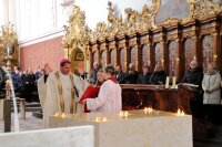 Die Altarweihe durch Bischof Stefan Oster SBD bildete den Höhepunkt der Innensanierung des Kirchenschiffs. Die Altarweihe durch Bischof Stefan Oster SBD bildete den Höhepunkt der Innensanierung des Kirchenschiffs.