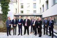 Vor dem neu gestalteten Servicezentrum des Finanzamts Passau:  Landrat Raimund Kneidinger, MdL Dr. Gerhard Waschler, Finanz- und Heimatminister Albert Füracker, Bürgermeister Andreas Rother, Finanzamtsleiter Wolfgang Beeg, der Präsident des Landesamts für Steuern, Volker Freund, Frau Holmer und Frau Lübbe vom Finanzamt Passau, Gerald Escherich, Leiter des Bereichs Hochbau am Staatlichen Bauamt Passau, und Michael Veit vom Finanzamt Passau.