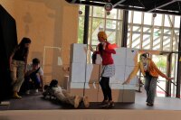 Das Mittelstufentheater zeigte humorvoll, vor welche Herausforderungen die lange Bauzeit die Schulfamilie stellte. Das Mittelstufentheater zeigte humorvoll, vor welche Herausforderungen die lange Bauzeit die Schulfamilie stellte.