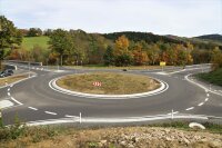 Im Sommer wurde der Kreisverkehrsplatz mit seinem Durchmesser von 40 Metern und vier Anschlüssen fertiggestellt. Im Sommer wurde der Kreisverkehrsplatz mit seinem Durchmesser von 40 Metern und vier Anschlüssen fertiggestellt.