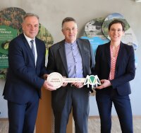 Symbolische Schlüsselübergabe mit Ministerialdirektor Rüdiger Detsch vom Bayerischen Staatsministerium für Umwelt und Verbraucherschutz, Gerald Escherich, Bereichsleiter Hochbau am Staatlichen Bauamt Passau, und Ursula Schuster, die Leiterin der Nationalparkverwaltung. Symbolische Schlüsselübergabe mit Ministerialdirektor Rüdiger Detsch vom Bayerischen Staatsministerium für Umwelt und Verbraucherschutz, Gerald Escherich, Bereichsleiter Hochbau am Staatlichen Bauamt Passau, und Ursula Schuster, die Leiterin der Nationalparkverwaltung.