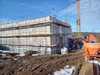 Der Rohbau für den Erweiterungsbau wurde vor dem Wintereinbruch fertiggestellt. Über die Wintermonate findet der Innenausbau statt. Der Rohbau für den Erweiterungsbau wurde vor dem Wintereinbruch fertiggestellt. Über die Wintermonate findet der Innenausbau statt.
