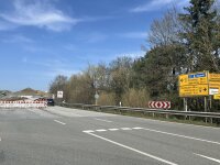 Die ersten Autofahrer nutzten am Freitagmittag gleich die wieder freigegebene Fahrspur in Richtung Straubing.