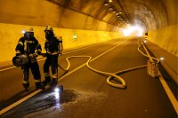 Für die Brandbekämpfung mit Löschschaum musste eine Leitung aufgebaut werden.