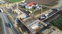 Auf Höhe Altgmain wird die Gemeindeverbindungsstraße künftig unter einer Brücke durchgeführt. Das Bauwerk wurde im Herbst betoniert. Auf Höhe Altgmain wird die Gemeindeverbindungsstraße künftig unter einer Brücke durchgeführt. Das Bauwerk wurde im Herbst betoniert.