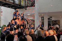 Mit einem Konfettiregen feierte die Gruppe "Showturnen" die Einweihung des sanierten Altbaus und den 125. Geburtstag der Schule. Mit einem Konfettiregen feierte die Gruppe "Showturnen" die Einweihung des sanierten Altbaus und den 125. Geburtstag der Schule.