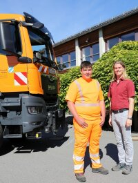 Der "Neue" in der Straßenmeisterei Vilshofen: Azubi Jonas Zitzelsberger mit Oberstraßenmeister Martin Wagner.