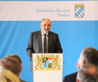 Leitender Baudirektor Norbert Sterl begrüßte die Gäste. Leitender Baudirektor Norbert Sterl begrüßte die Gäste.