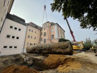 Im Spätsommer wurden zwei stillgelegte Öltanks im Innenhof zurückgebaut. Im Spätsommer wurden zwei stillgelegte Öltanks im Innenhof zurückgebaut.