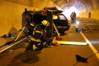 Mitten im Tunnel waren die beiden Fahrzeuge zusammengestoßen. Die Einsatzkräfte der Feuerweh-ren befreiten die Verletzten und brachten sie zur medizinischen Versorgung ins Freie. Mitten im Tunnel waren die beiden Fahrzeuge zusammengestoßen. Die Einsatzkräfte der Feuerweh-ren befreiten die Verletzten und brachten sie zur medizinischen Versorgung ins Freie.