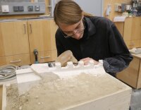 Jonas Höhn bei der Arbeit in der Werkstatt der Dombauhütte. 