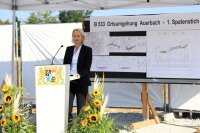 Stefanie Schäfer, Referatsleiterin im Bundesministerium für Digitales und Verkehr, machte deutlich, dass auch künftig gut ausgebaute Verkehrswege benötigt werden. Stefanie Schäfer, Referatsleiterin im Bundesministerium für Digitales und Verkehr, machte deutlich, dass auch künftig gut ausgebaute Verkehrswege benötigt werden.