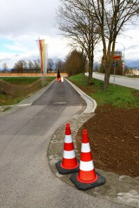Auf rund 2 Kilometern Länge wurde der Geh- und Radweg entlang der B 8 und der B 20 bei Aiterhofen ausgebaut.