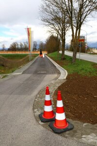 Auf rund 2 Kilometern Länge wurde der Geh- und Radweg entlang der B 8 und der B 20 bei Aiterhofen ausgebaut. Auf rund 2 Kilometern Länge wurde der Geh- und Radweg entlang der B 8 und der B 20 bei Aiterhofen ausgebaut.