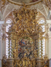 Im prachtvollen Hochaltar des Passauer Bildhauers Joseph Matthias Götz aus dem Jahr 1723 befindet sich das monumentale Altargemälde mit der Darstellung der Vision des Hl. Bernhard Im prachtvollen Hochaltar des Passauer Bildhauers Joseph Matthias Götz aus dem Jahr 1723 befindet sich das monumentale Altargemälde mit der Darstellung der Vision des Hl. Bernhard