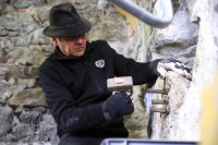 Sorgfältig herausgearbeitet haben Mitarbeiter der Staatlichen Dombauhütte die Auflager für die Stahltreppen aus dem Naturstein im Turminneren. Sorgfältig herausgearbeitet haben Mitarbeiter der Staatlichen Dombauhütte die Auflager für die Stahltreppen aus dem Naturstein im Turminneren.