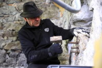 Sorgfältig herausgearbeitet haben Mitarbeiter der Staatlichen Dombauhütte die Auflager für die Stahltreppen aus dem Naturstein im Turminneren. 