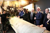 Mit vielen Ehrengästen, darunter Wirtschaftsminister Hubert Aiwanger (ab 2.v.l.), Ministerpräsi-dent Dr. Markus Söder und Landwirtschaftsministerin Michaela Kaniber wurde das NAWARE-UM eröffnet. Mit vielen Ehrengästen, darunter Wirtschaftsminister Hubert Aiwanger (ab 2.v.l.), Ministerpräsi-dent Dr. Markus Söder und Landwirtschaftsministerin Michaela Kaniber wurde das NAWARE-UM eröffnet.