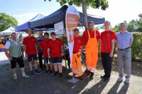 Die „Highway-Chaoten“ Dominik Friedl (ab 3.v.r.) und Christian Klosterhuber mit Sachgebiets-leiter Christian Ritzinger (v.r.), Oberstraßenmeister Martin Wagner und den „Fanclub“ von der Straßenmeisterei Vilshofen.