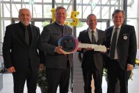 Den symbolischen Schlüssel übergab Bauamtsleiter Norbert Sterl (v.l.) an Bauminister Christian Bernreiter, der diesen an Kultus-Ministerialdirektor Martin Wunsch und Schulleiter Peter Scharnagl weiterreichte. Den symbolischen Schlüssel übergab Bauamtsleiter Norbert Sterl (v.l.) an Bauminister Christian Bernreiter, der diesen an Kultus-Ministerialdirektor Martin Wunsch und Schulleiter Peter Scharnagl weiterreichte.