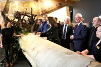 Bei einem Rundgang erklärte Museumsleiterin Dr. Vanessa Roden (links) den Zuhörern, darunter auch LBD Norbert Sterl (v.r.), Oberbürgermeister Markus Pannermayr, Dr. Bernhard Widmann, Michaela Kaniber, Markus Söder und Hubert Aiwanger, die Exponate.