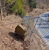 Ein massiver Felsblock wurde glücklicherweise von den Sicherungsanlagen aufgefangen, ehe er auf die darunter verlaufende Staatsstraße stürzen konnte.