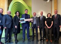 Mit der Schlüsselübergabe ist auch der Museumsneubau offiziell übergeben - v.l. Thomas Eckert als Vertreter des Planers Dömges Architekten, Norbert Sterl, Leiter des Staatlichen Bauamtes Passau, Landwirtschaftsministerin Michaela Kaniber, Ministerpräsident Markus Söder, Wirtschaftsminister Hubert Aiwanger, Dr. Bernhard Widmann, Leiter des TFZ, Museumsdirektorin Dr. Vanessa Roden und Oberbürgermeister Markus Pannermayr. Mit der Schlüsselübergabe ist auch der Museumsneubau offiziell übergeben - v.l. Thomas Eckert als Vertreter des Planers Dömges Architekten, Norbert Sterl, Leiter des Staatlichen Bauamtes Passau, Landwirtschaftsministerin Michaela Kaniber, Ministerpräsident Markus Söder, Wirtschaftsminister Hubert Aiwanger, Dr. Bernhard Widmann, Leiter des TFZ, Museumsdirektorin Dr. Vanessa Roden und Oberbürgermeister Markus Pannermayr.