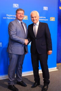 Robert Wufka (r.) leitete seit 2006 das Staatliche Bauamt Passau. Für seine Arbeit dankte ihm Staatsminister Christian Bernreiter Robert Wufka (r.) leitete seit 2006 das Staatliche Bauamt Passau. Für seine Arbeit dankte ihm Staatsminister Christian Bernreiter