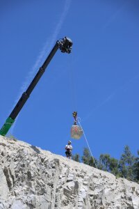 Fels am Haken: 550 Kilo wiegt der Granitbrocken, den die Arbeiter mit Hilfe des Krans aus 25 Metern Höhe fallen lassen. Fels am Haken: 550 Kilo wiegt der Granitbrocken, den die Arbeiter mit Hilfe des Krans aus 25 Metern Höhe fallen lassen.