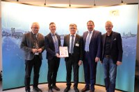 Bei der Übergabe des Energieausweises (v.l.): Landrat Josef Laumer (v.l.), Bauoberrat Peter Hellauer vom Staatlichen Bauamt Passau, Behördenleiter Johann Lerchenberger, Staatssekretär Martin Schöffel und Oberbürgermeister Markus Pannermayr. Bei der Übergabe des Energieausweises (v.l.): Landrat Josef Laumer (v.l.), Bauoberrat Peter Hellauer vom Staatlichen Bauamt Passau, Behördenleiter Johann Lerchenberger, Staatssekretär Martin Schöffel und Oberbürgermeister Markus Pannermayr.