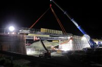 In der Nacht von Samstag auf Sonntag wurde die Behelfsbrücke über die Bahnstrecke bei Schwarzwöhr eingehoben. In der Nacht von Samstag auf Sonntag wurde die Behelfsbrücke über die Bahnstrecke bei Schwarzwöhr eingehoben.